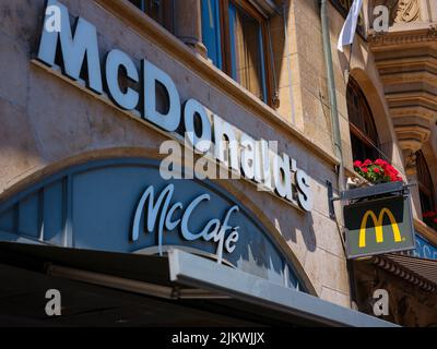 Basilea, Svizzera - Luglio 8 2022: McDonald's Restaurants di Basilea. Logo McDonald's. McDonald's è la più grande catena di fast food al mondo Foto Stock