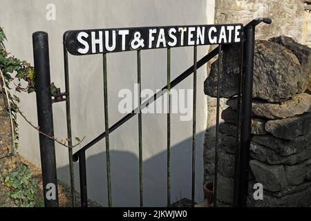 Gate in metallo con testo Shut and allacciate Gate Foto Stock