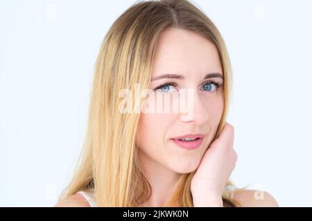 bella donna dardo sguardi innocenti flirty Foto Stock