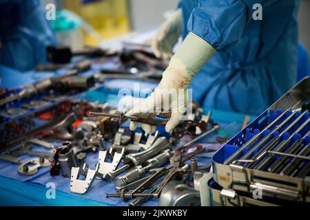 Strumenti chirurgici in una sala operatoria di chirurgia ortopedica per protesi del ginocchio. Foto Stock