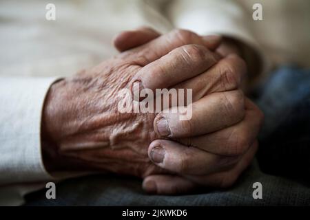 Primo piano delle mani di un uomo anziano. Foto Stock