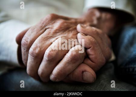 Primo piano delle mani di un uomo anziano. Foto Stock