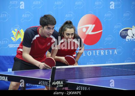 Campionato Nazionale di Ping-pong Azerbaijan. Coppia di mix in attesa di iniziare il gioco. Foto Stock