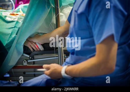 L'ipnosi nella sala operatoria consente di eseguire l'anestesia locale invece dell'anestesia generale. Foto Stock