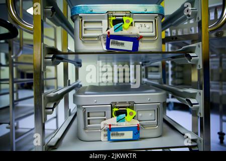 Sterilizzazione in autoclave in odontoiatria . Moderno sterilizzatore per  autoclave da laboratorio per la pulizia di utensili dentali nel reparto di  sterilizzazione odontoiatrica Foto stock - Alamy