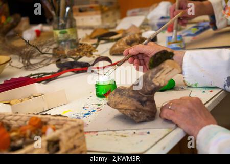 Laboratorio di terapia d'arte per i pazienti di Alzheimer. Foto Stock