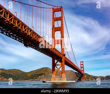 Un'inquadratura ad angolo basso di un ponte Golden Gate a San Francisco contro un cielo blu Foto Stock