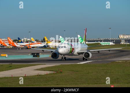L'aereo Airbus A321-251N della compagnia AEREA TAP Air Portugal in attesa di ordini di decollo all'aeroporto di Lisbona Foto Stock