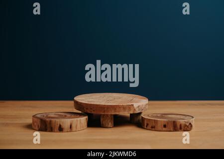 Un primo piano di tronchi di albero tagliato su un albero con uno sfondo blu scuro Foto Stock