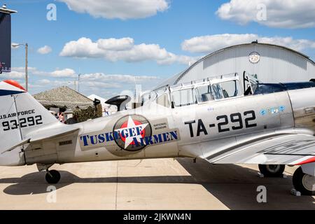 Oshksoh, WI USA 30 Giugno, 2022 Oshkosh 2022 EAA annuale flyin, expo e airshow registrazione: N747JE numero di costruzione: 168-396 Codice: TA-292 / 93292 modello Nord America T-6G operatore texano: Tuskegee Airmen National Historical Museum Inc Aeroporto: Oshkosh - Wittman Regional (OSH / KOSH), USA - Wisconsin Foto Stock