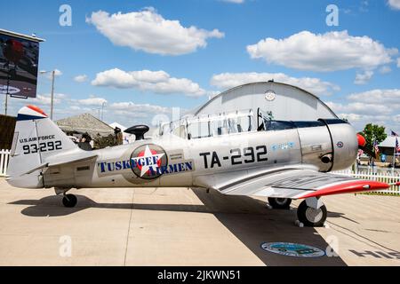 Oshksoh, WI USA 30 Giugno, 2022 Oshkosh 2022 EAA annuale flyin, expo e airshow registrazione: N747JE numero di costruzione: 168-396 Codice: TA-292 / 93292 modello Nord America T-6G operatore texano: Tuskegee Airmen National Historical Museum Inc Aeroporto: Oshkosh - Wittman Regional (OSH / KOSH), USA - Wisconsin Foto Stock