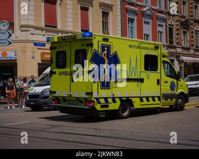 Basilea, Svizzera - Luglio 8 2022: Ambulanza in città. via del centro di Basilea in primavera soleggiata. Foto Stock