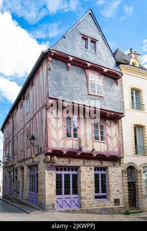 Vannes, bella città in Bretagna, vecchie case a graticcio, facciate colorate Foto Stock