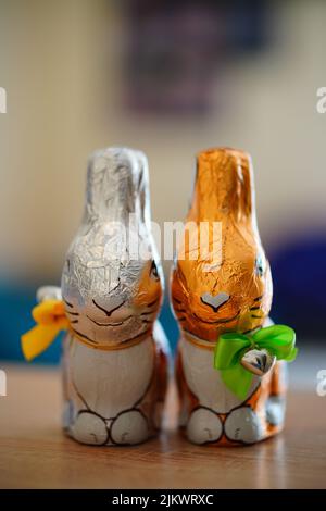 Due coniglietti pasquali al cioccolato Favorina su un tavolo. Foto Stock
