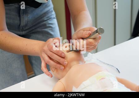 Laboratorio di simulazione della rianimazione pediatrica presso la Facoltà di Medicina di Nimes. Foto Stock