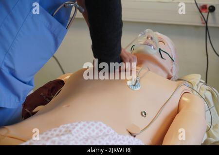 Gli studenti anestesiologi durante un esercizio di rianimazione in una situazione critica presso la Facoltà di Medicina di Nimes. Gli studenti si allenano su un simulatore robot SIM Man 3 G. Foto Stock