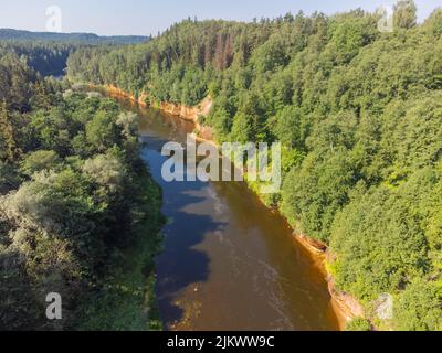 Vista aerea sulle scogliere di Kuku e le rapide sul fiume Gauja in Lettonia. Rapide del fiume gauja. Vista aerea del parco nazionale di Gauja a Ligatne, Lettonia. Foto Stock