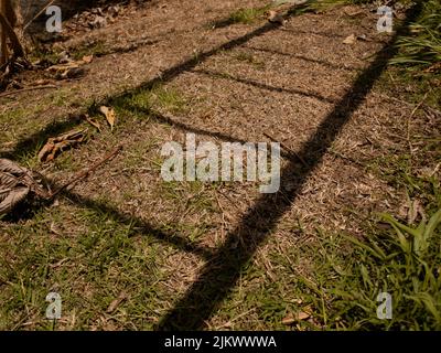 Una bella foto di ombra scala su un'area residenziale per bambini un giorno di sole Foto Stock