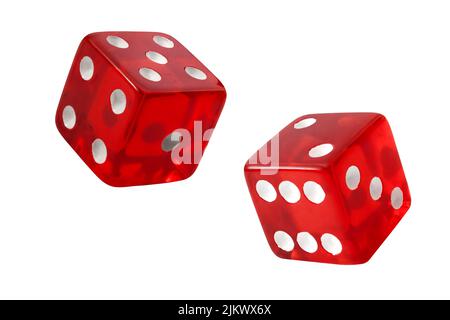 Red Pair of casino dice rotolato un sette con ogni dado che rotola un cinque e due isolato su sfondo bianco con il concetto di ritaglio del percorso di taglio per i giochi o Foto Stock