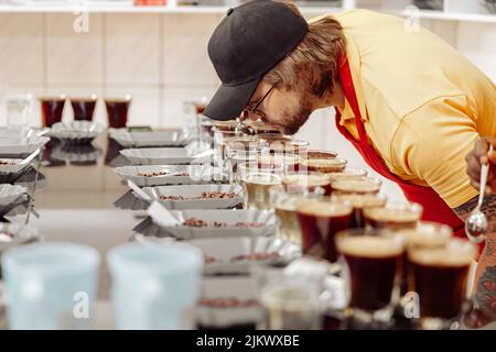 L'Uomo odore di caffè aromatico presso una degustazione Foto Stock