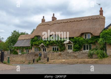 Ravenstone, Buckinghamshire, Inghilterra, 30 luglio 2022:un cottage tradizionale con tetto in paglia nel villaggio di Ravenstone North Buckinghamshire Foto Stock