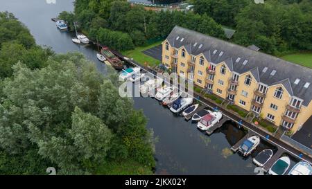 Killaloe, Irlanda - 30 luglio 2022; piccolo molo galleggiante sul fiume Shannon, e le aree circostanti Foto Stock