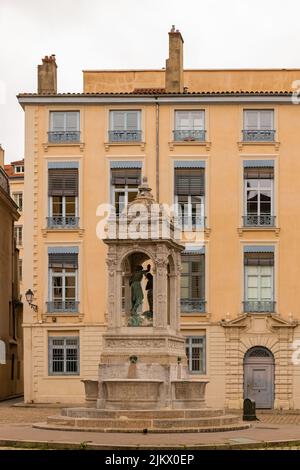 Vieux-Lyon, fontana saint-jean, luogo tipico del centro, con facciate colorate Foto Stock