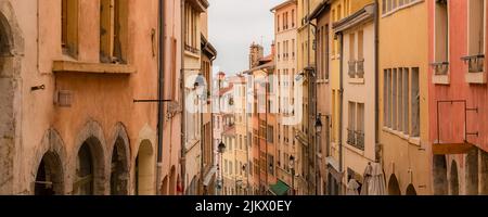 Lione, strada tipica della Croix-Rousse, con edifici colorati Foto Stock