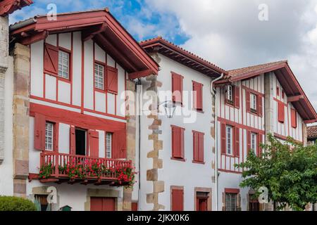 Case tipiche nel villaggio di Ainhoa in basco paese Foto Stock