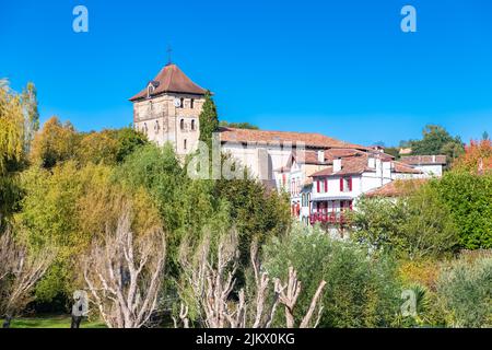 La chiesa tipica nel villaggio di Ainhoa nei Paesi Baschi, in Francia Foto Stock