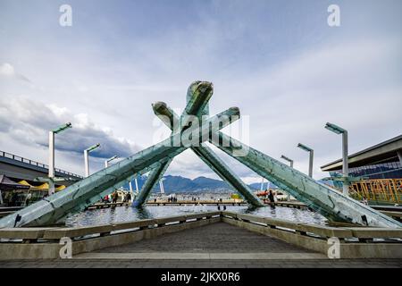 Il Cauldron delle Olimpiadi invernali di Vancouver del 2010 al Jack Poole Plaza a Vancouver, Canada Foto Stock