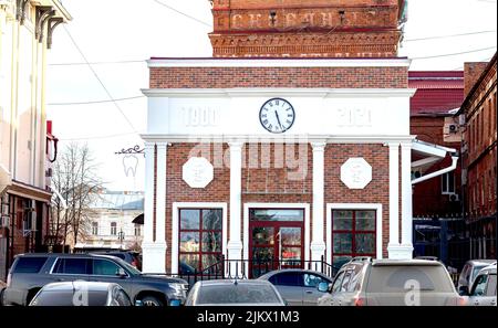 orologio su vecchio edificio storico in mattoni rossi risalente al 1900 spettacoli in tempo reale. Trasformato edificio storico nel 2020 quello che indicava sulla facciata di t Foto Stock