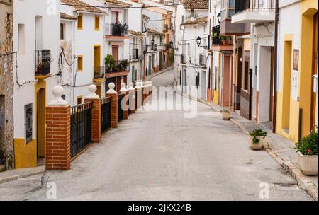 Un bellissimo scatto di uno stretto vicolo tra vecchi edifici residenziali. Foto Stock