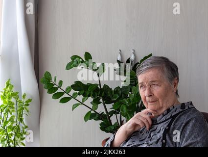 donna anziana in pensieri profondi e tristi. Piangeva quasi, pensionato solitario in depressione, solitudine, con spazio copia, focus selettivo. Globale Foto Stock