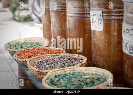 Barili di rame e cesti di spezie tessute nel mercato di Marrakech, Marocco, Africa Foto Stock