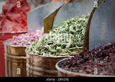 Botti di rame di spezie nel mercato di Marrakech, Marocco, Africa Foto Stock