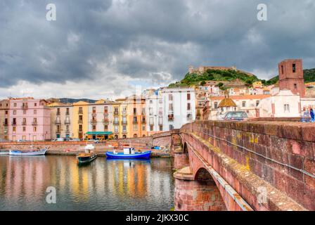 Edifici colorati lungo il fiume in Bosa Sardegna Italia Foto Stock