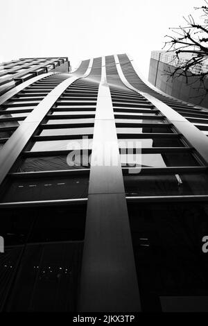 Un'immagine verticale ad angolo basso di un alto edificio a Tokyo, Giappone Foto Stock