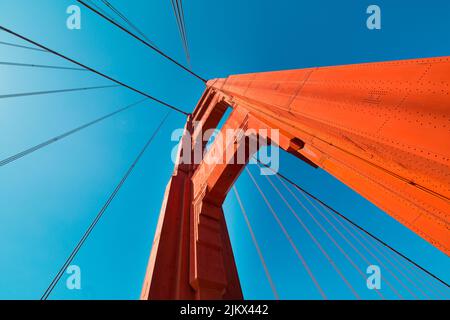 Un'inquadratura a basso angolo del Golden Gate Bridge contro il cielo blu, San Fransico, California, USA Foto Stock