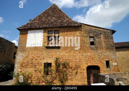 Una meridiana (cadran solaire) dipinta sulla parete di una casa nel villaggio di St-Avit-Sénier nella regione del Perigord Noir della Dordogna, Francia. Foto Stock