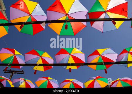 Goiania, Goiás, Brasile – 03 agosto 2022: Cielo ombrello. Decorazioni su una strada a Goiânia. Diversi ombrelloni aperti con cielo blu. Foto Stock