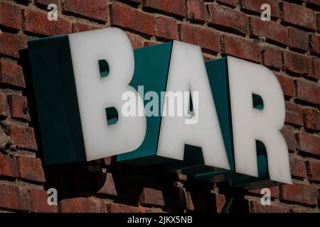 Un primo piano di un cartello che dice barra su un muro di mattoni rossi a Oslo, Norvegia Foto Stock