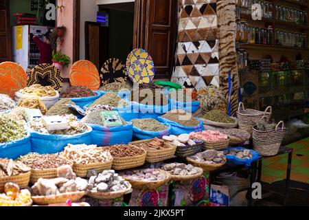 Spezie diverse in diverse forme e destinatari tutti insieme in un negozio di spezie mercato a Marrakesh, Marocco Foto Stock