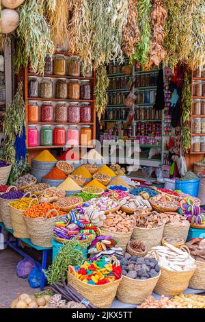 Spezie diverse in diverse forme e destinatari tutti insieme in un negozio di spezie mercato a Marrakesh, Marocco Foto Stock