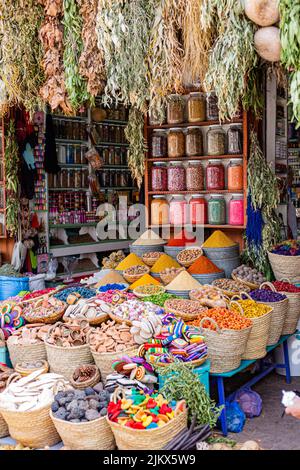 Spezie diverse in diverse forme e destinatari tutti insieme in un negozio di spezie mercato a Marrakesh, Marocco Foto Stock