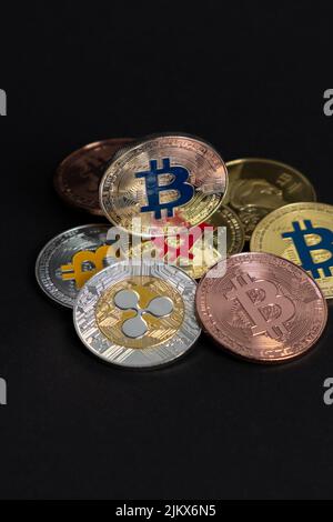 Moneta d'argento Bitcoin su molte monete digitali, su sfondo grigio. Bitcoin - BTC bit Coin - Crypto valuta. Foto Stock