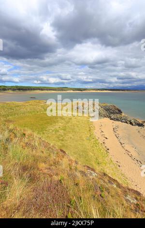 Newborough Forest e Llanddwyn Bay da Llanddwyn Island, Ynys LLanddwyn, Isle of Anglesey, Ynys Mon, North Wales, REGNO UNITO. Foto Stock
