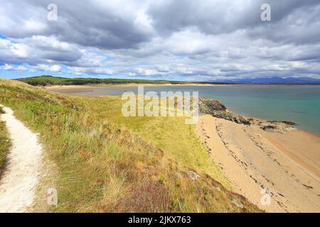 Newborough Forest e Llanddwyn Bay da Llanddwyn Island, Ynys LLanddwyn, Isle of Anglesey, Ynys Mon, North Wales, REGNO UNITO. Foto Stock