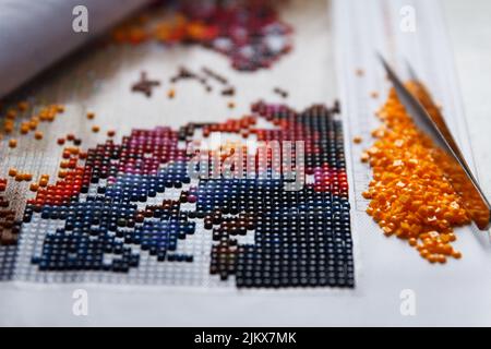 Strases Diamante multicolore e fissaggio manuale per processo di creazione artigianale di pittura di diamante di bellezza 3D da rhinestones quadrati Foto Stock