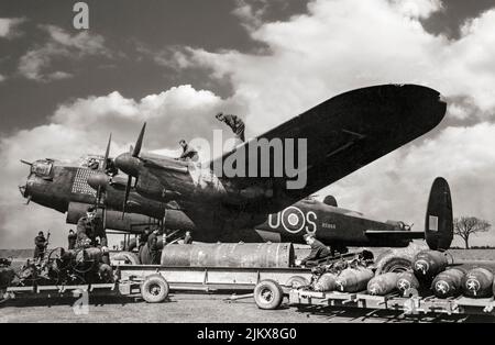 Il veterano Avro Lancaster Bombardiere 'for Sugar', di No 467 Squadron, Royal Australian Air Force, è preparato per il suo sortie operativo 97th a RAF Waddington, Lincolnshire, Inghilterra. I 'Lancs' hanno visto il servizio per la prima volta con il comando di bomber della RAF nel 1942 e, quando l'offensiva dei bombardamenti strategici sull'Europa si è impetuata, è diventato il principale velivolo per le campagne di bombardamento notturne che seguirono. Foto Stock